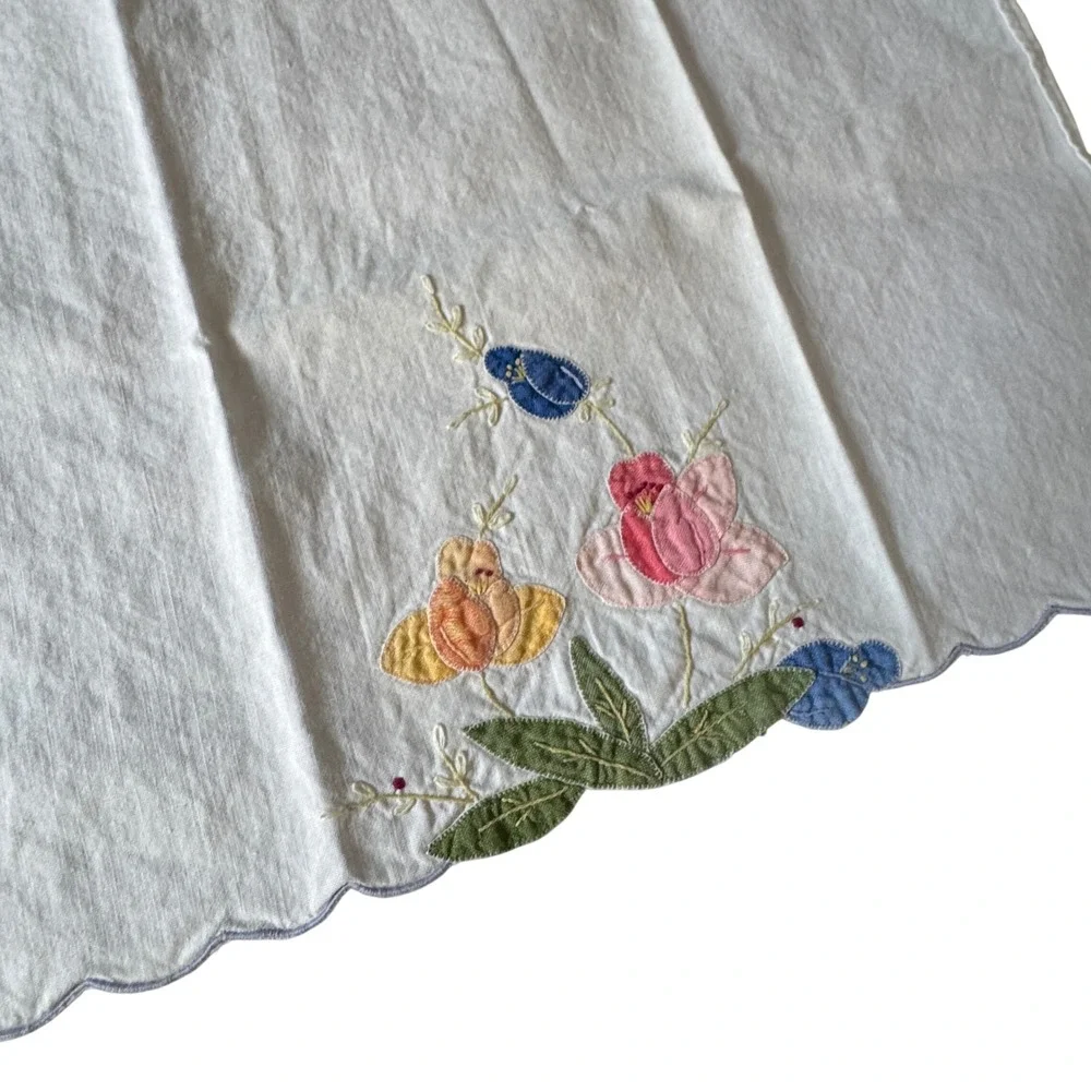 Vtg Hand‎ Embroidered Floral Tea Towel Guest Applique Scalloped White Cotton